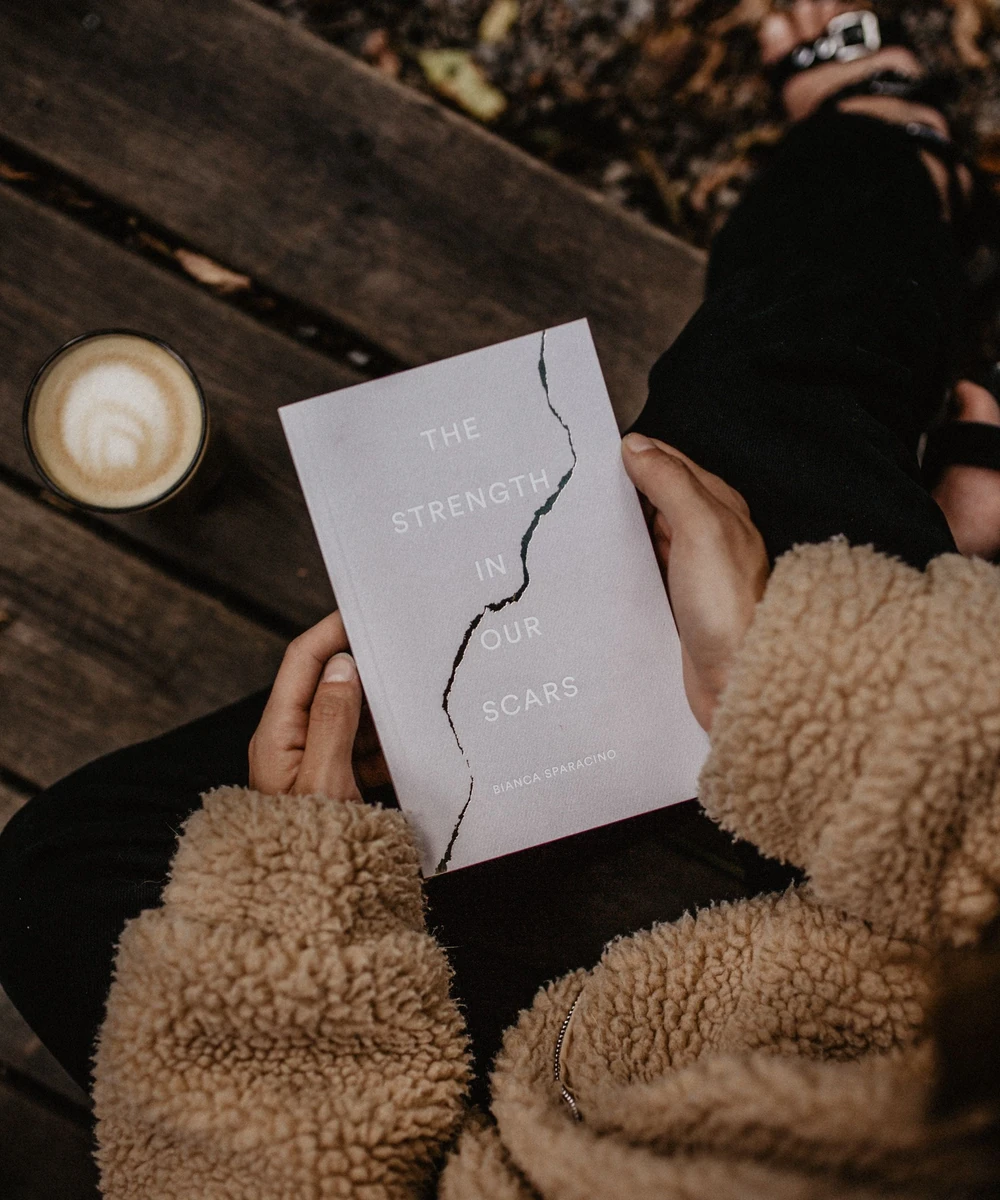 Pembaca membaca ebook di ponsel; foto stok